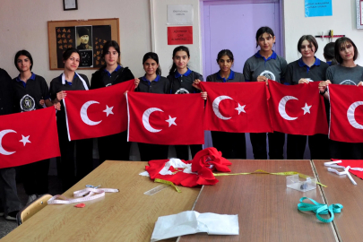 Moda tasarımı öğrencileri, 19 Mayıs için Türk bayrağı dikiyor