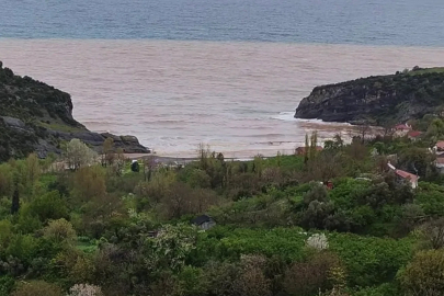 Bartın'da sağanağın ardından deniz çamur rengini aldı