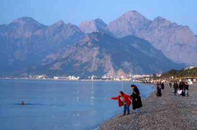 Antalya'da Hıdırellez dilekleri, günün ilk ışıklarıyla suyla buluştu