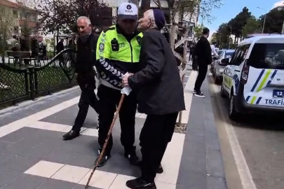 Kendisini yolun karşısına geçiren trafik polisini yanaklarından öptü