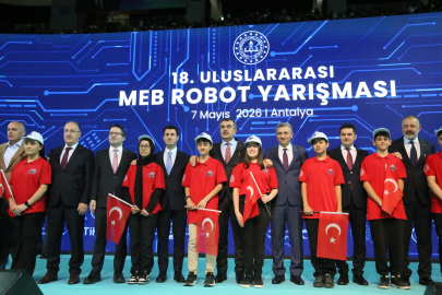 Bakan Tekin, Antalya'da robot yarışmasına katıldı