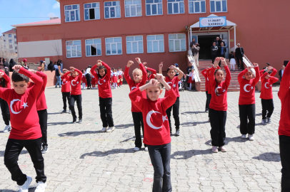İlkokul öğrencileri, ertelenen 23 Nisan'ı gösterilerle kutladı