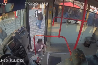 Ailesini bulamayıp emekleyerek halk otobüsüne binen 2 yaşındaki çocuk kamerada