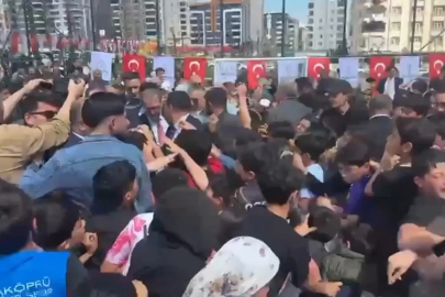 Şanlıurfa’da park açılışında çocuklara top ve oyuncak dağıtımı, izdihama neden oldu