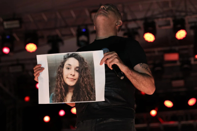 Haluk Levent, konserde Gülistan Doku’nun posteri açıp türkü seslendirdi
