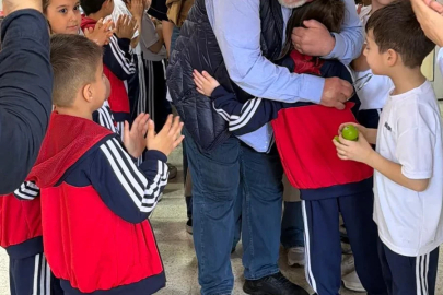 Emekliye ayrılan 43 yıllık öğretmen, öğrencilerine gözyaşlarıyla veda etti