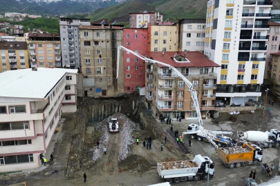 Temel kazısında meydana gelen zemin kayması nedeniyle 6 bina tedbir amaçlı boşaltıldı (2)
