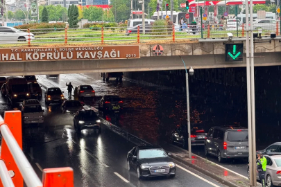Diyarbakır'da sağanak; yollar göle döndü, iş yerlerini su bastı
