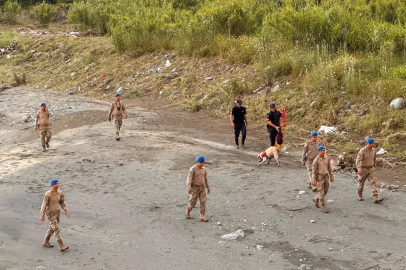 Hatay'da Asi Nehri taştı, sağanakta köprü ve yollar ile bir ev çöktü; 3 ölü, 3 yaralı, 1 kayıp (6)