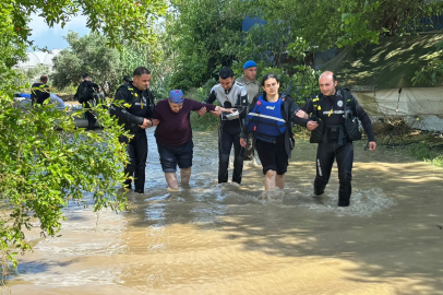 Hatay'da Asi Nehri taştı, sağanakta köprü ve yollar ile bir ev çöktü; 1 ölü, 3 yaralı/Ek fotoğraflar