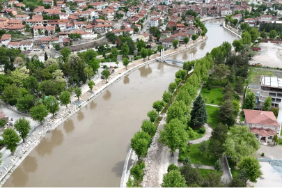 Tokat'ta taşkın riskine karşı dev kayalarla 9 kilometrelik set çekildi