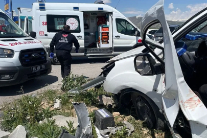 Hafif ticari araç ile kamyonet kafa kafaya çarpıştı; 4 ölü, 2 yaralı / Ek fotoğraflar