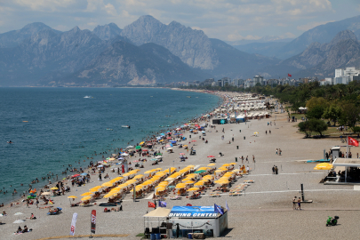 Antalya’da sıcak hava bunalttı, sahiller doldu taştı