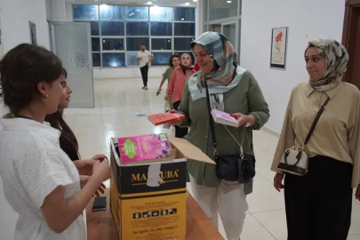 Bilet yerine kitap bağışıyla tiyatro izlediler